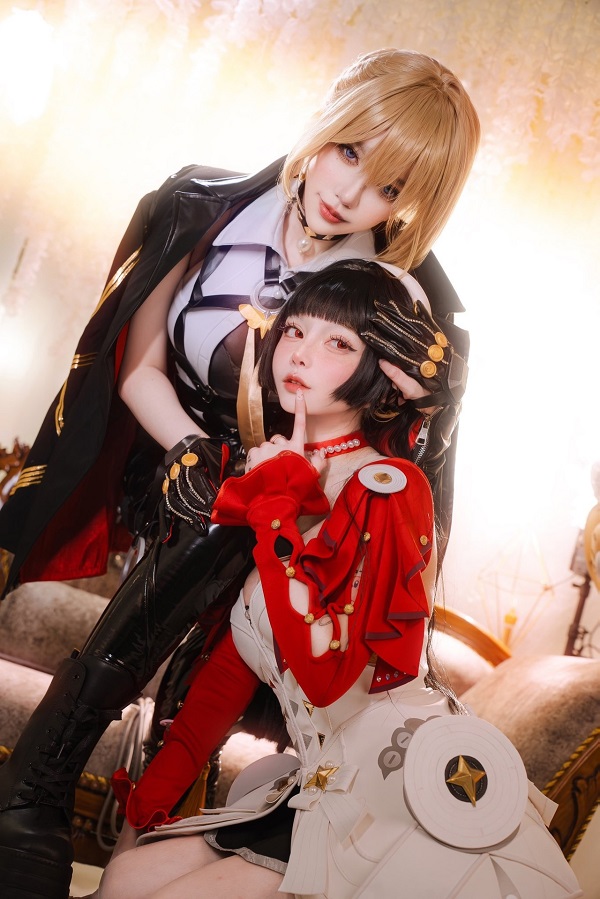Hình ảnh một cosplayer với ánh mắt sắc sảo, đầy mê hoặc.