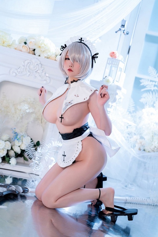 Cô gái cosplay nhân vật anime với trang phục có phụ kiện lấp lánh.