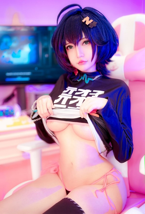Cô gái cosplay nhân vật anime với trang phục có phần tay áo rộng, tạo vẻ bay bổng.