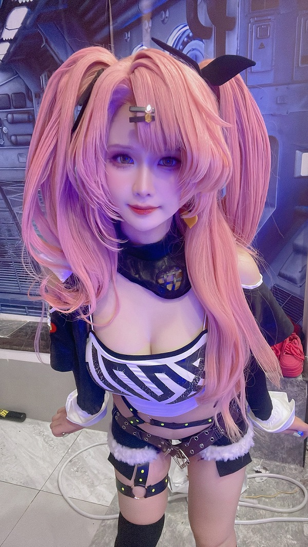 Gái xinh cosplay nhân vật anime trong bộ trang phục có chi tiết dây đan.