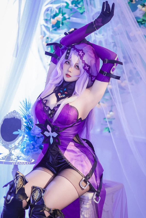Cô gái cosplay nhân vật nữ anime trong bộ trang phục có chi tiết bèo nhún gợi cảm.
