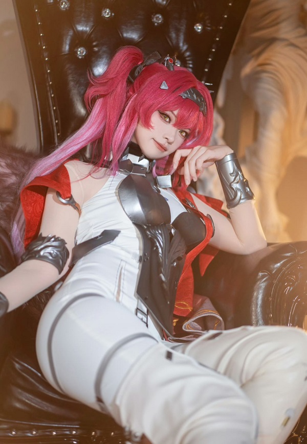Hình ảnh một cosplayer tạo dáng với góc chụp thấp, tôn dáng.
