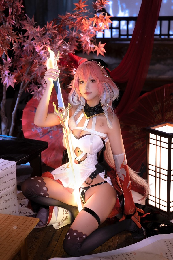 Hình ảnh một cosplayer với ánh mắt tập trung, đầy cuốn hút.