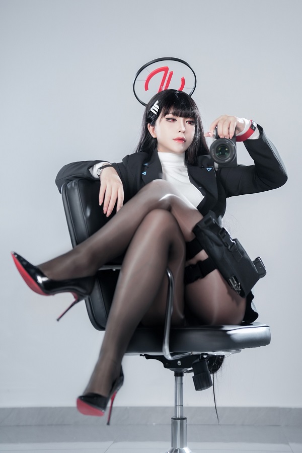 Hình ảnh tổng thể của một cô gái xinh cosplay nhân vật anime một cách gợi cảm và cuốn hút.