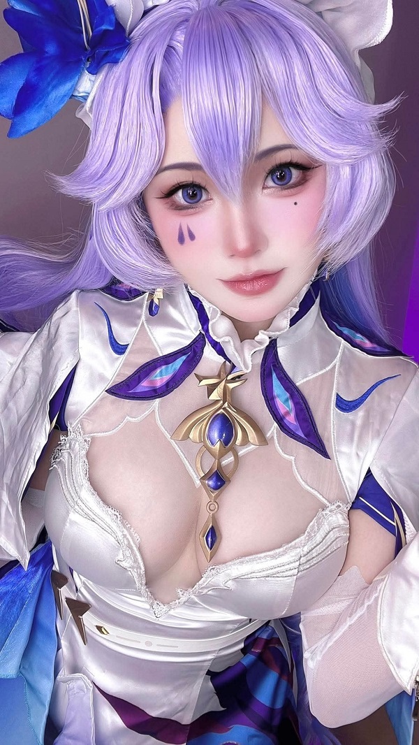 Cô gái cosplay nhân vật anime trong bộ đồ bó sát, làm nổi bật vóc dáng.