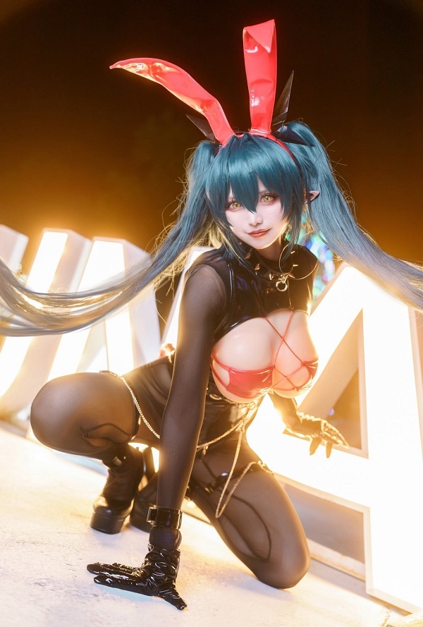 Hình ảnh một cosplayer tạo dáng khoe đôi chân dài thon gọn.