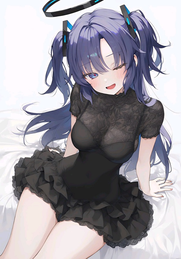 Nhân vật nữ anime cười nhẹ đầy bí ẩn