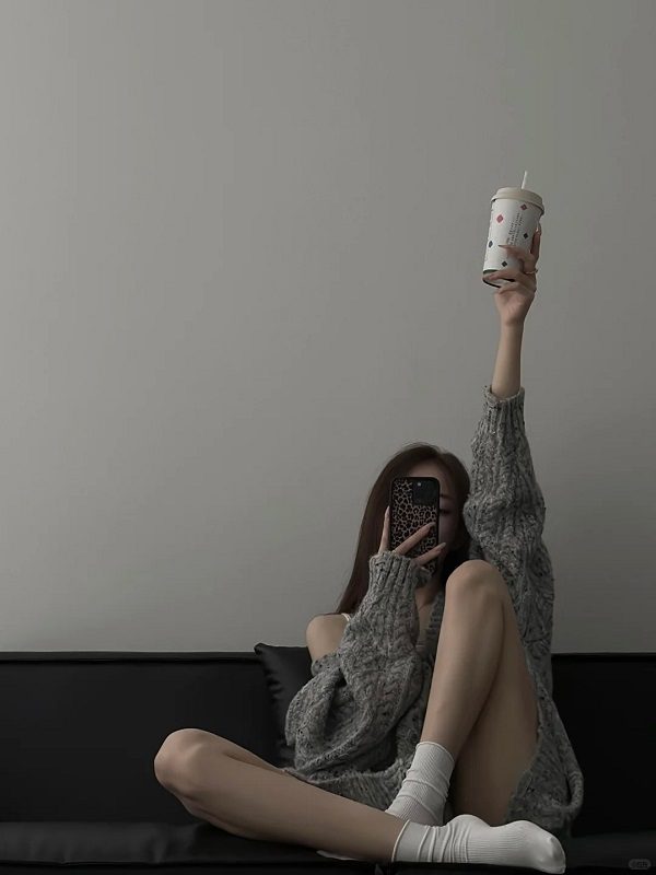 Gái xinh ngầu che mặt chụp ảnh ngoài trời