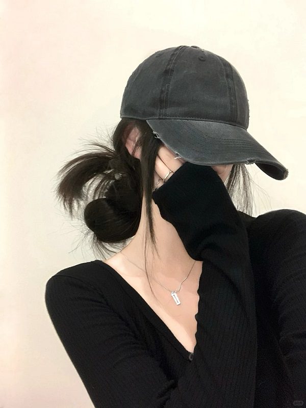 Hình ảnh gái xinh ngầu che mặt với tông màu trầm