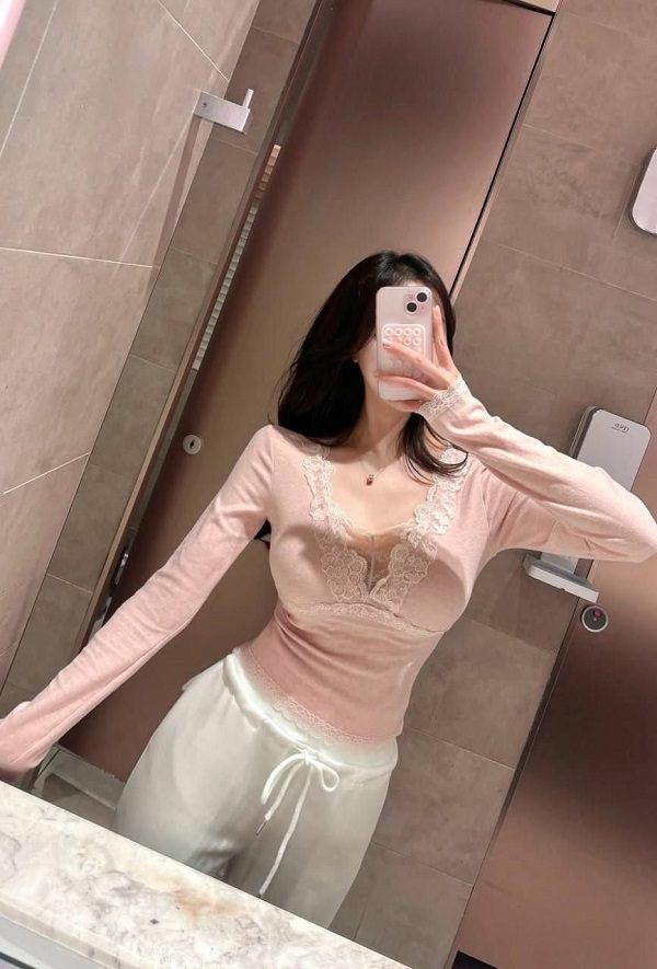 Hình ảnh thiếu nữ dùng hoa che mặt