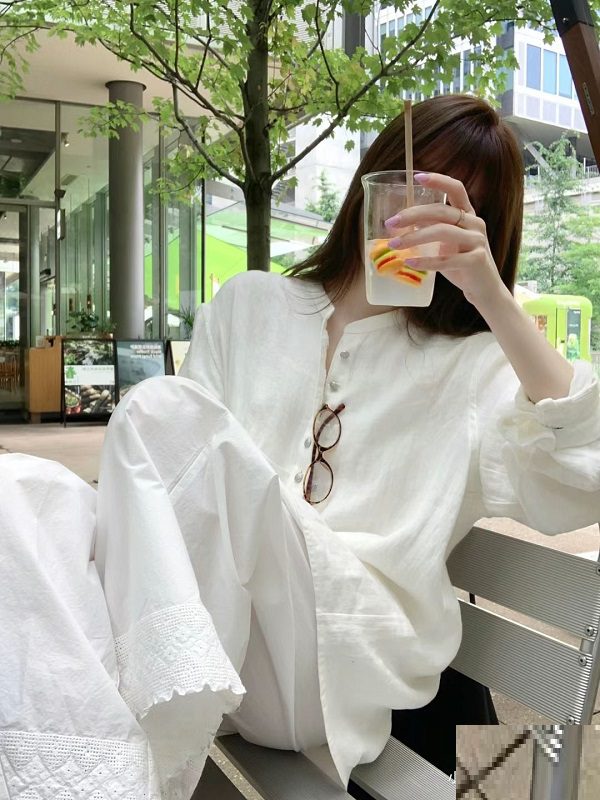 Vẻ đẹp dịu dàng với cuốn sách che gương mặt