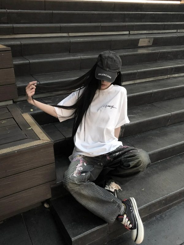 Gái xinh ngầu che mặt mặc áo hoodie đen đầy cuốn hút
