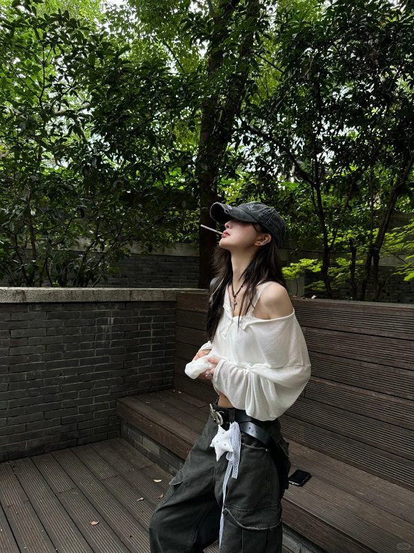 Cô gái xinh che mặt phong cách street style cá tính