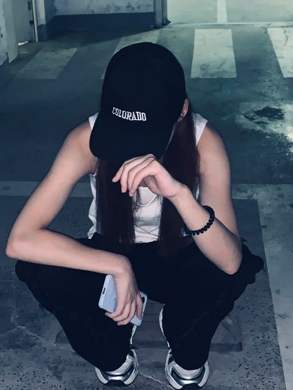 Hình gái xinh che mặt ngầu với thần thái lạnh lùng