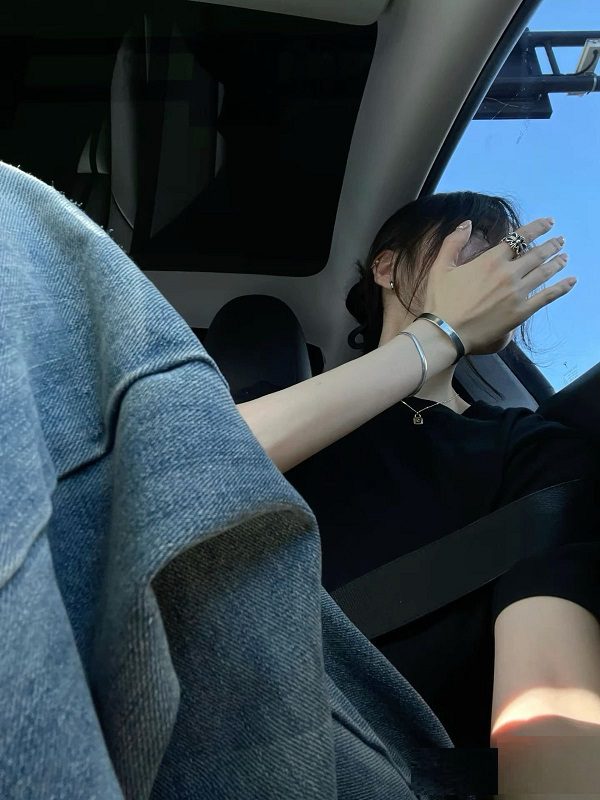 Gương mặt trầm tư được che giấu sau mái tóc