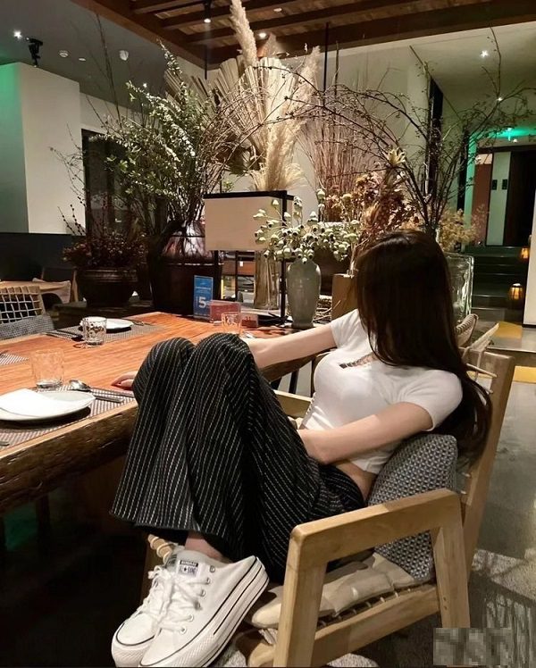 Hình chụp bóng lưng cô gái buồn giữa đêm