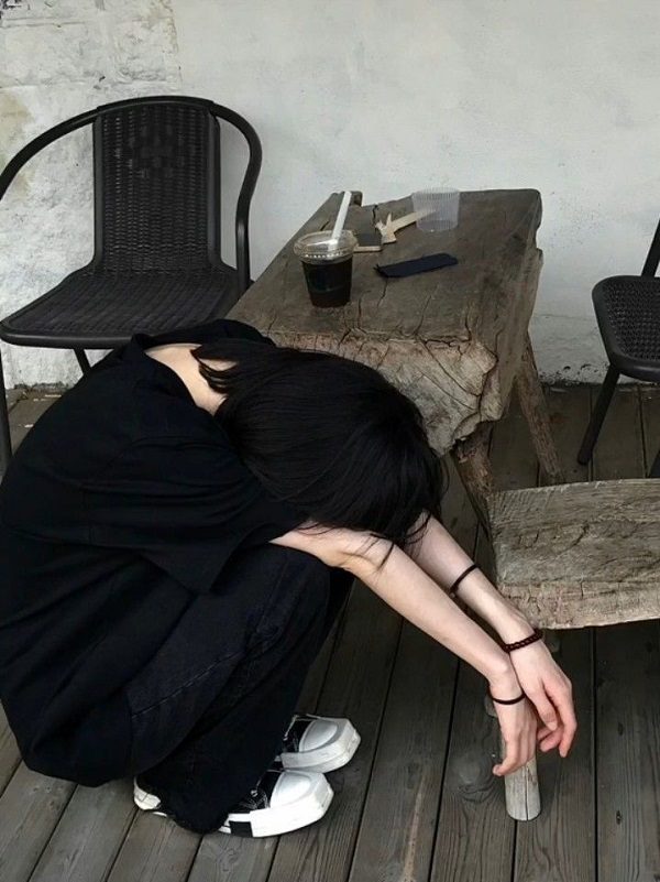 Ánh mắt xa xăm đầy suy tư và nỗi nhớ