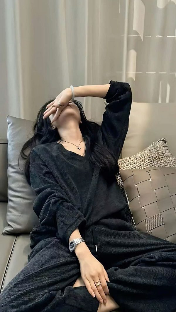 Hình dáng gầy gò trong chiếc áo hoodie rộng