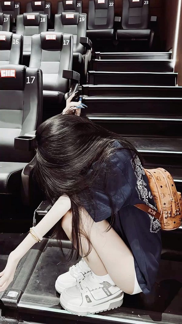 Ảnh girl che mặt buồn cúi đầu trong bóng tối