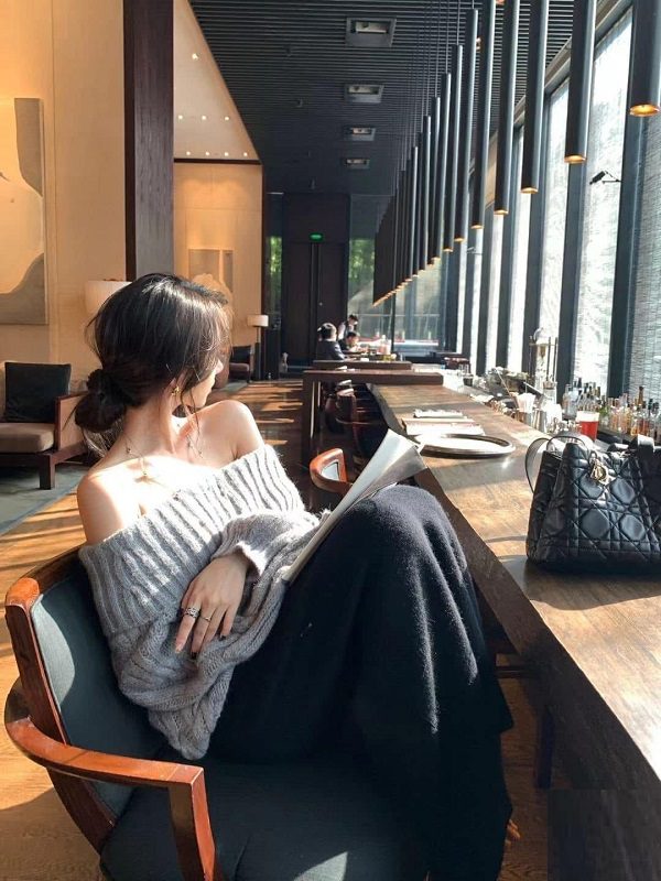 Một mình trong căn phòng nhỏ đầy u tối