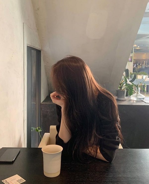 Ánh đèn vàng phản chiếu hình dáng cô đơn