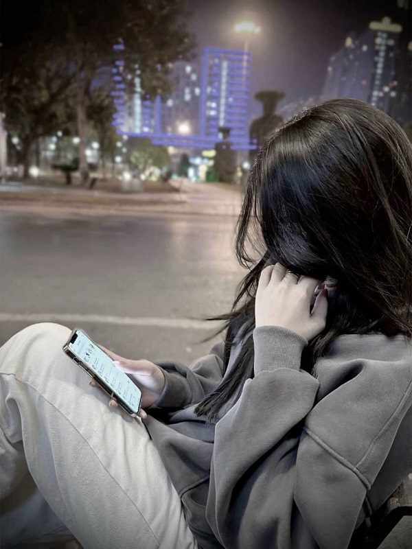 Tư thế ngồi cúi gằm thể hiện tâm trạng nặng nề