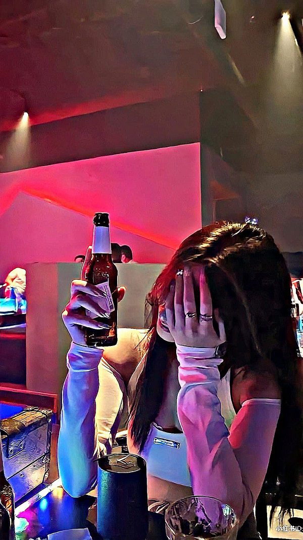 Cô gái giấu mình trong chiếc khăn choàng dày