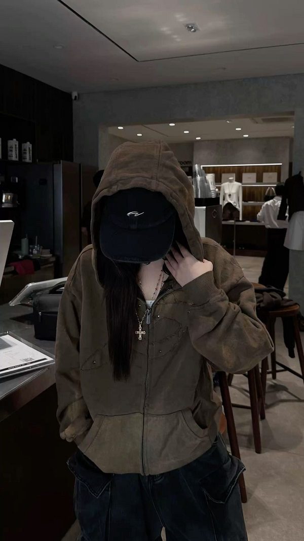 Tư thế che mặt đầy suy tư trong bóng tối