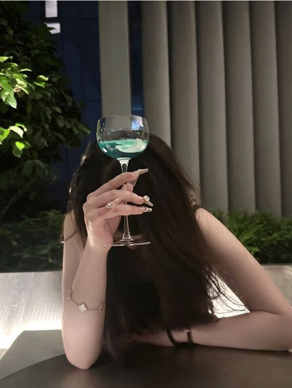 Ảnh girl che mặt buồn trong quán cà phê vắng