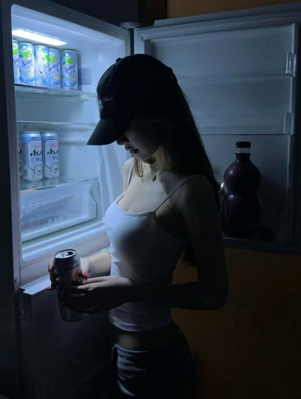 Thiếu nữ che mặt bên ánh đèn vàng mờ ảo