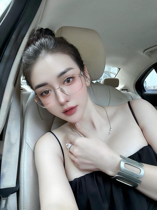 Hình ảnh lung linh của thiếu nữ bên biển