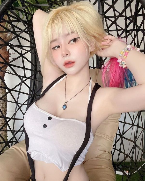 Cô gái xinh đẹp chụp cùng hoa tươi