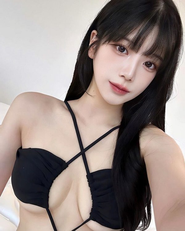Cô gái tóc dài xinh đẹp trong nắng