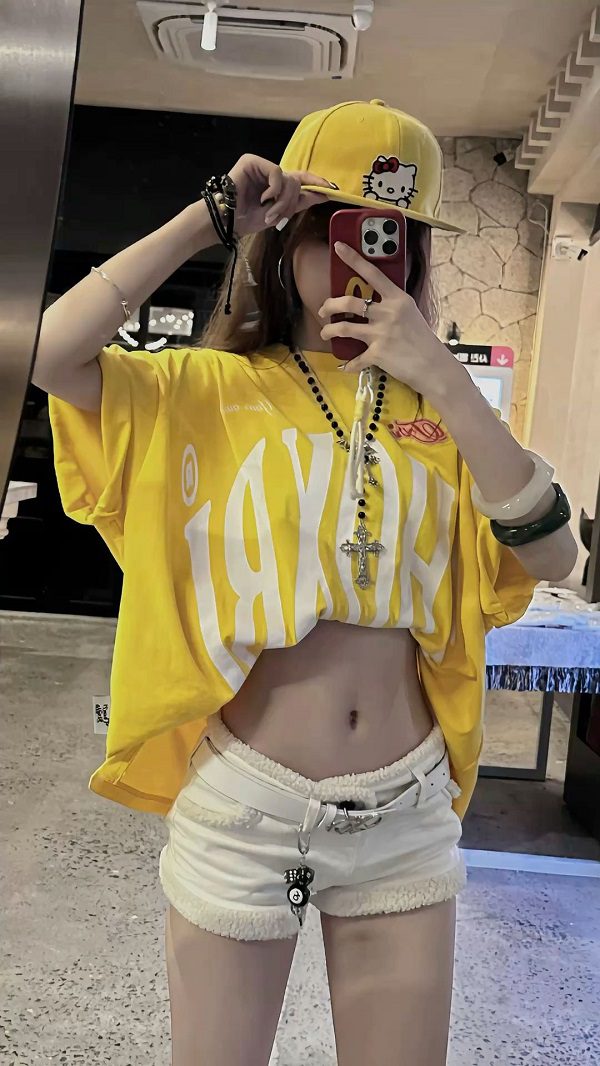 Gái trẻ trung dùng mũ len che nửa gương mặt
