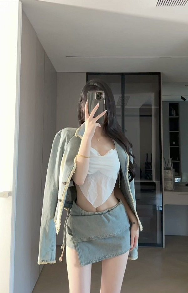 Gái xinh che mặt bằng khẩu trang y tế