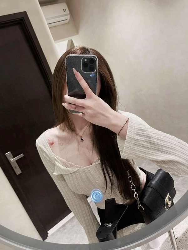 Hình ảnh thiếu nữ giấu mặt trong khung cảnh lãng mạn