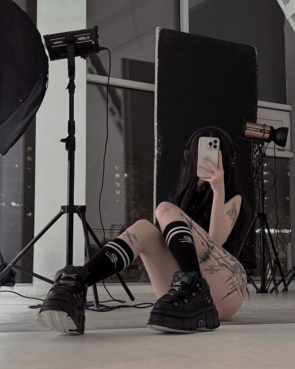 Hot girl diện áo hoodie che mặt cực chất