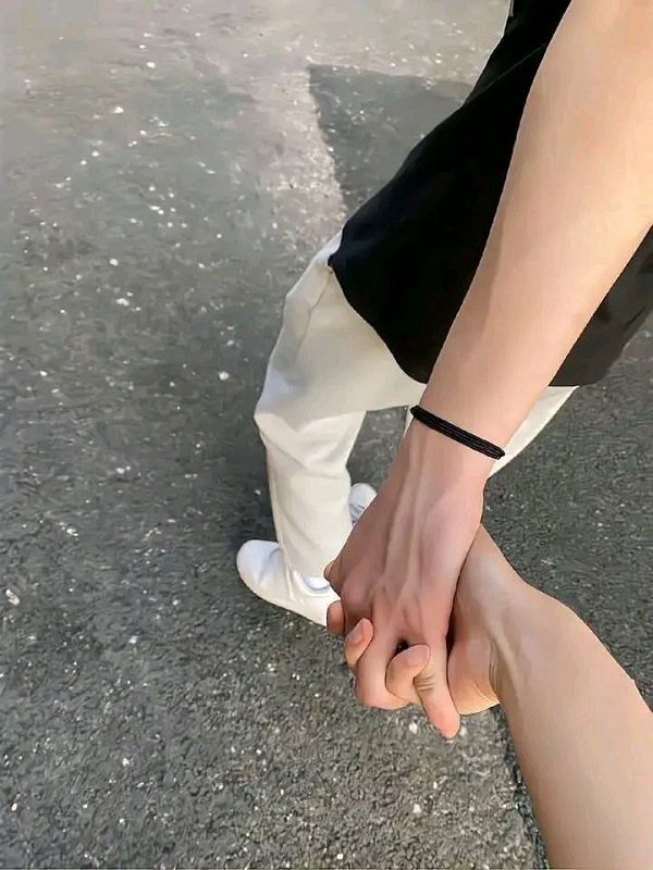 Cặp đôi nắm tay nhau khi leo núi