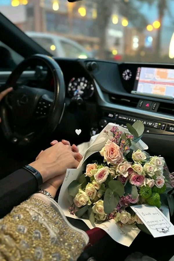 Cặp đôi nắm tay nhau trong quán cà phê lãng mạn