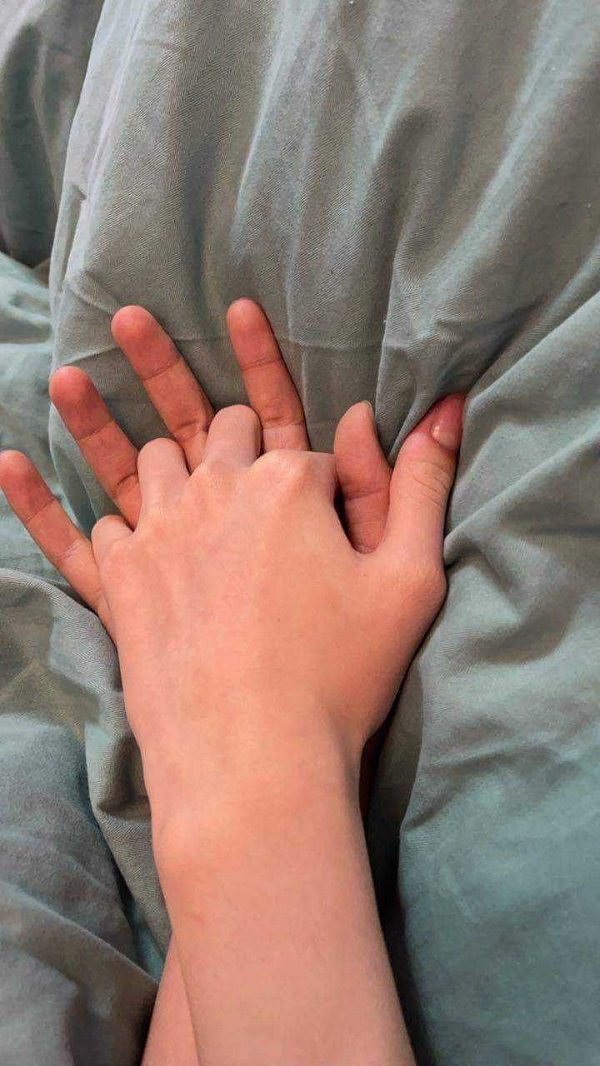Nắm tay người yêu khi dạo chơi phố cổ