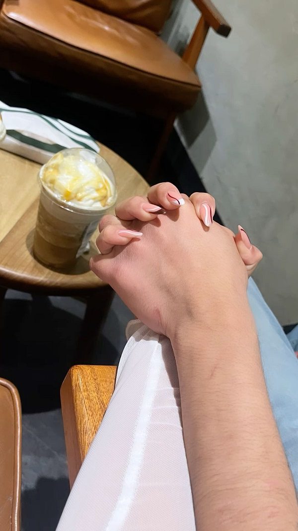 Nắm tay người yêu khi ngồi ghế đá công viên