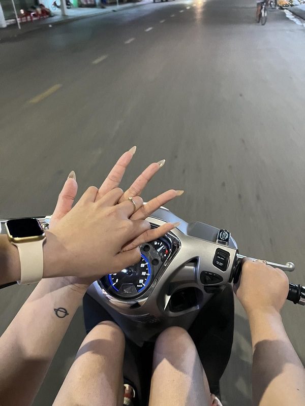 Ảnh nắm tay người yêu trên xe máy buổi chiều