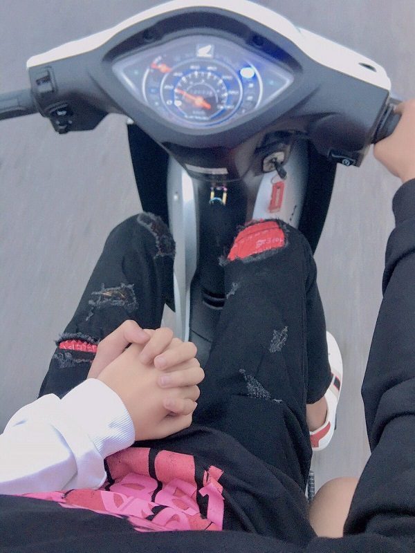 Hình ảnh lãng mạn khi tay trong tay trên xe máy