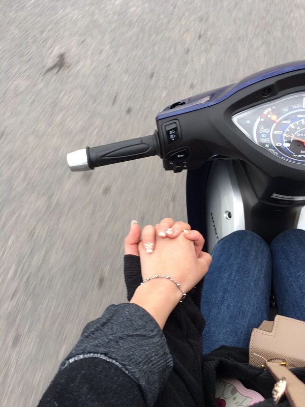 Hình ảnh lãng mạn khi tay trong tay trên xe máy