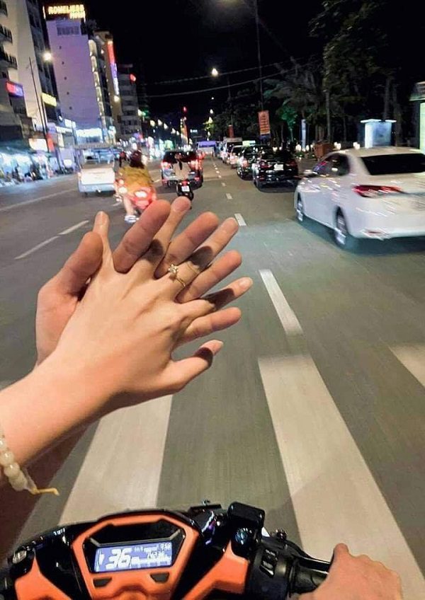 Cái nắm tay tình yêu khi ngồi xe máy buổi tối