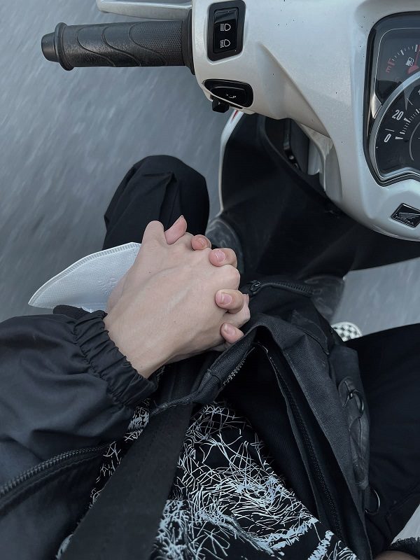 Tình yêu bình dị qua cái nắm tay trên xe máy