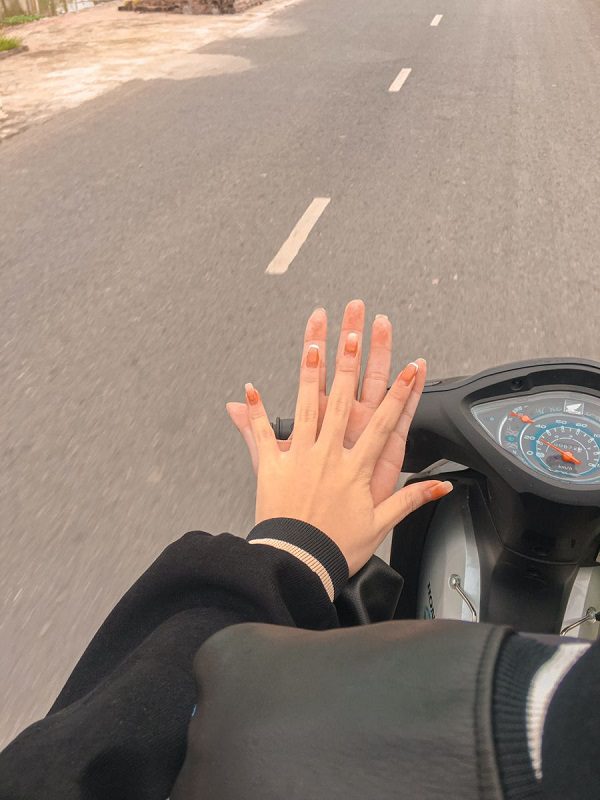 Hình ảnh ngọt ngào khi cùng nắm tay trên xe máy
