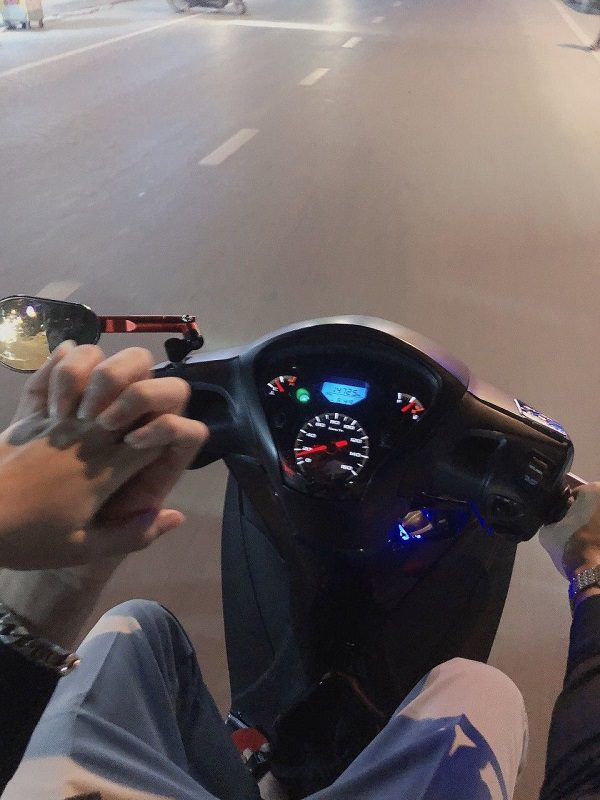 Nắm tay nhau trong hành trình ngọt ngào trên xe máy