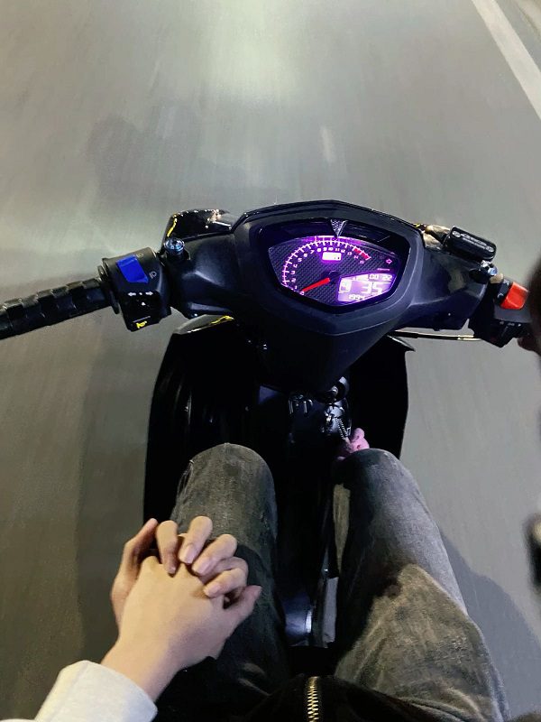 Nắm tay người thương trong chuyến đi xe máy