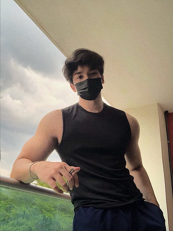 Ảnh selfie trai đeo khẩu trang trước gương